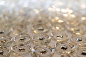 Le pressage de cabochons - EMATEK Haute Cristallerie