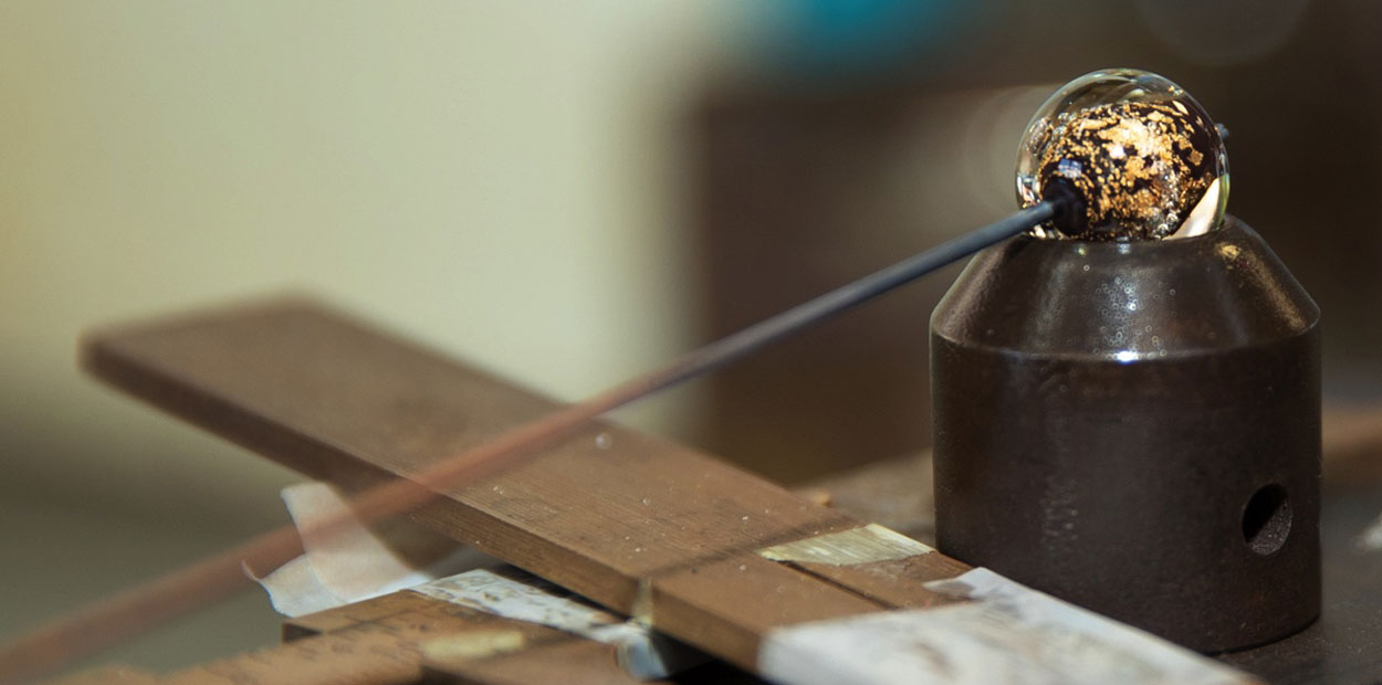 Emaillage d'une perle de verre avec inclusion d'or