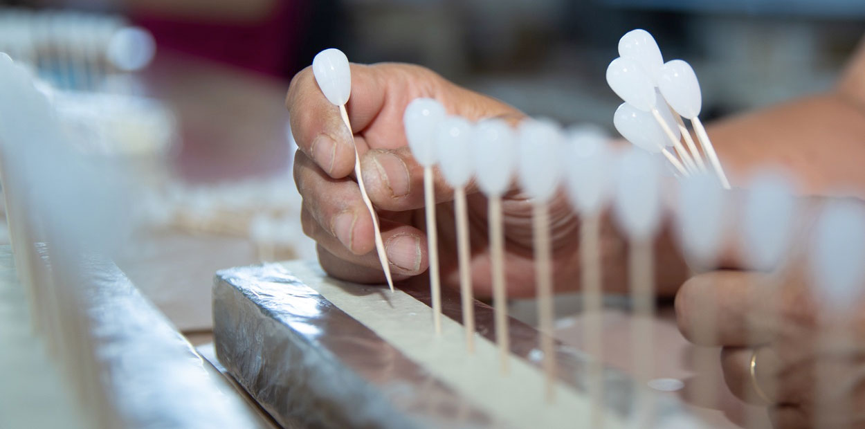 Positionnement de perles de verre en forme de poires avant nacrage
